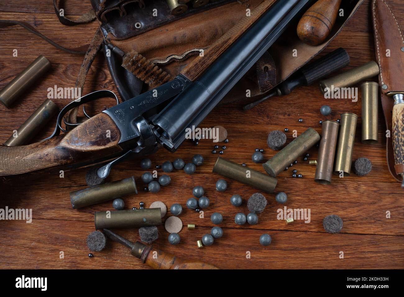 Antique 16gauge breakaction smoothbored shotgun with brass cases and