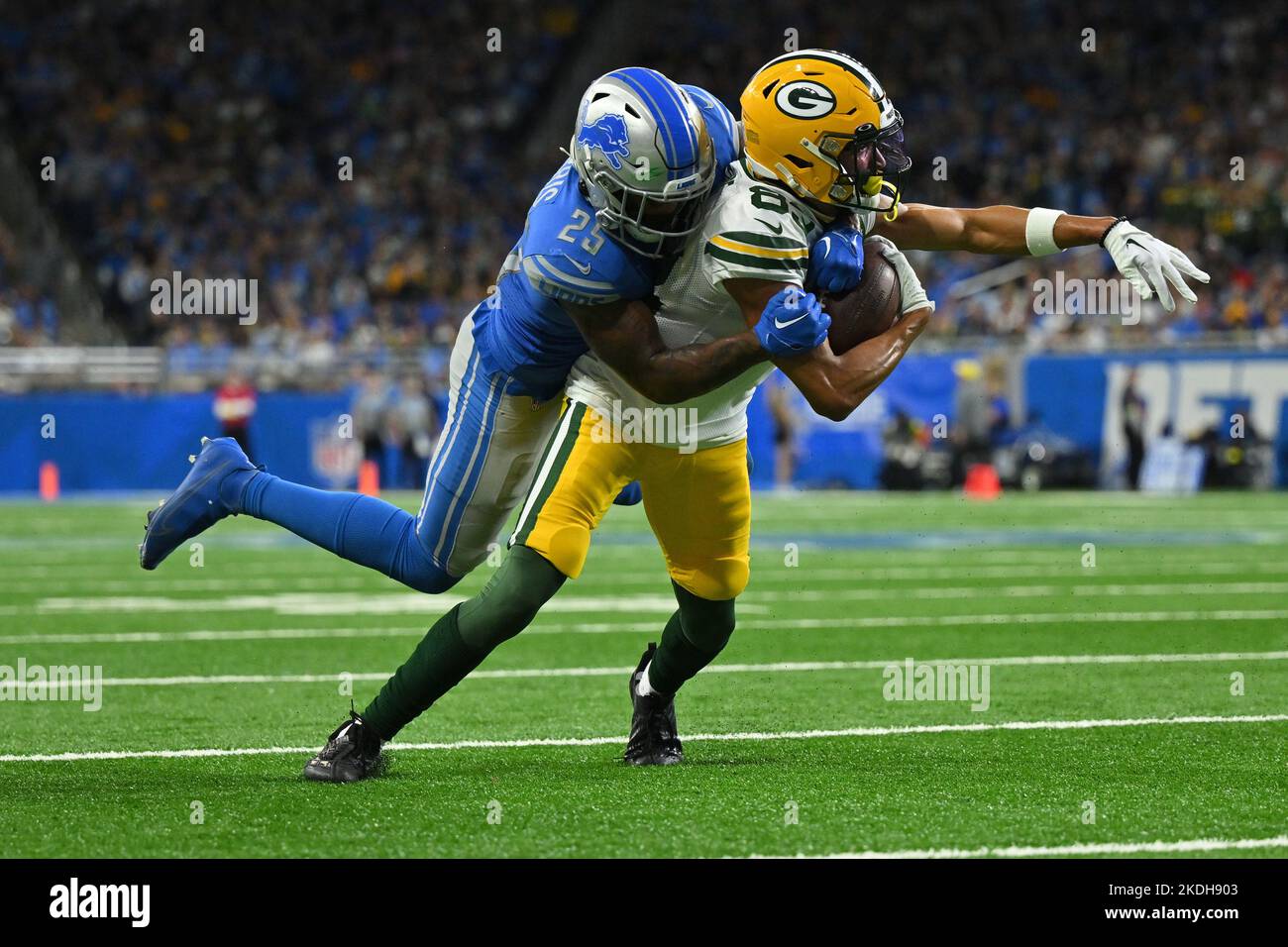 DETROIT, MI - NOVEMBER 06: Detroit Lions Safety (25) Will Harris wraps up Green Bay Packers WR Samori Toure (83) during the game between Green Bay Packers and Detroit Lions on November 6, 2022 in Detroit, MI (Photo by Allan Dranberg/CSM) Credit: Cal Sport Media/Alamy Live News Stock Photo