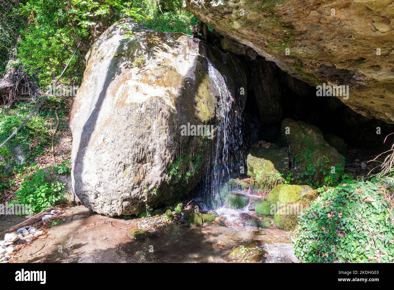 Small waterfall wallpaper hi-res stock photography and images - Alamy