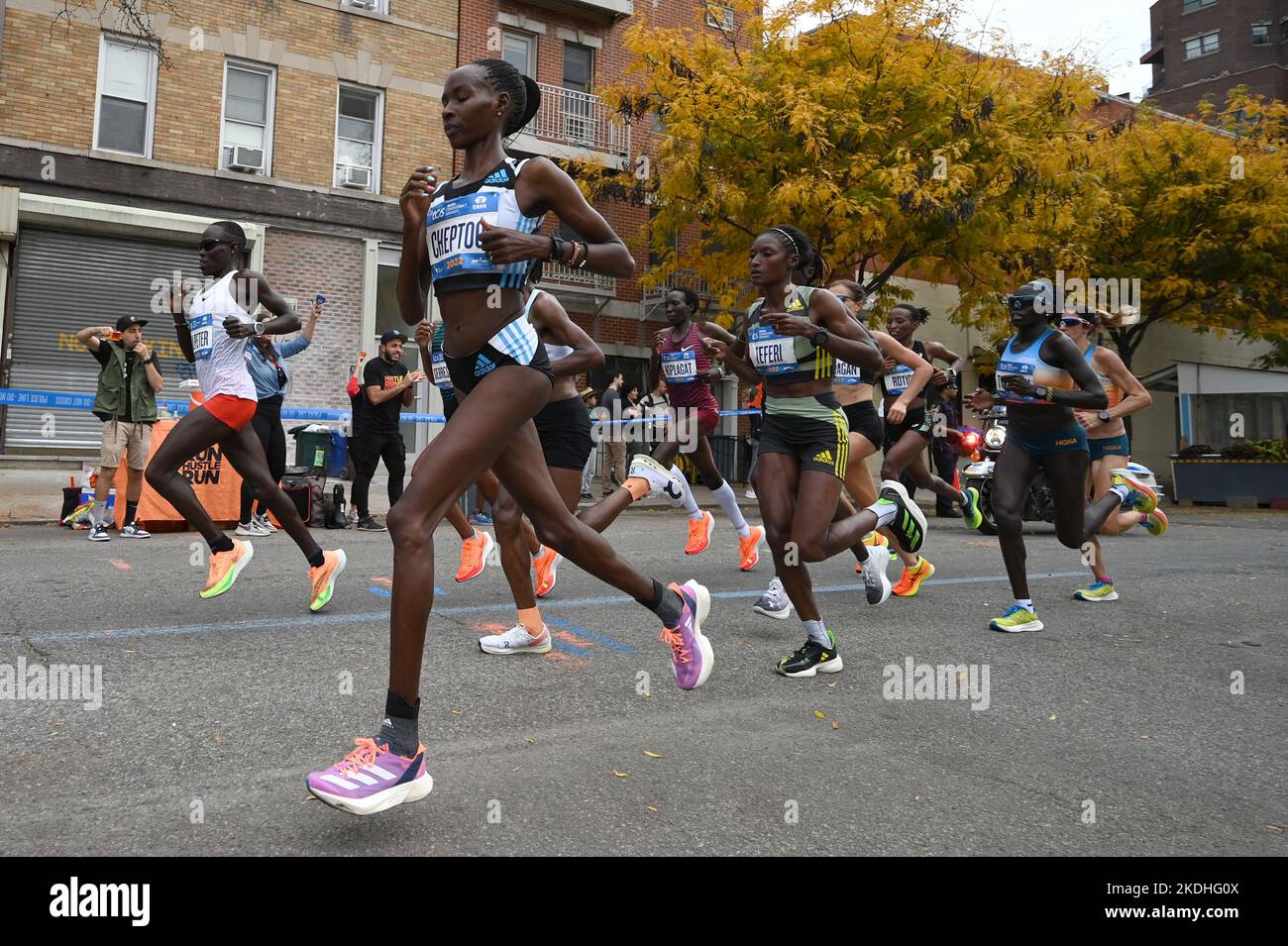New York, USA. 06th Nov, 2022. Lead women's division runners make a turn off the Pulaski bridge