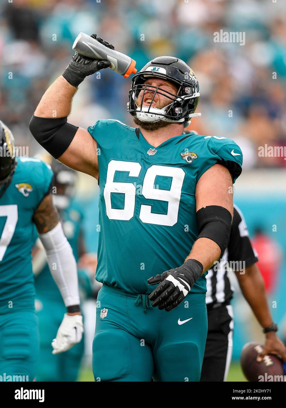 Jacksonville, Florida, USA. 06th Nov, 2022. Jacksonville, FL, USA. 6th Nov, 2022. Jacksonville Jaguars center Tyler Shatley (69) squirts water on his face during a time out in a game against the Las Vegas Raiders in Jacksonville, FL. Romeo T Guzman/CSM/Alamy Live News Credit: Cal Sport Media/Alamy Live News Stock Photo