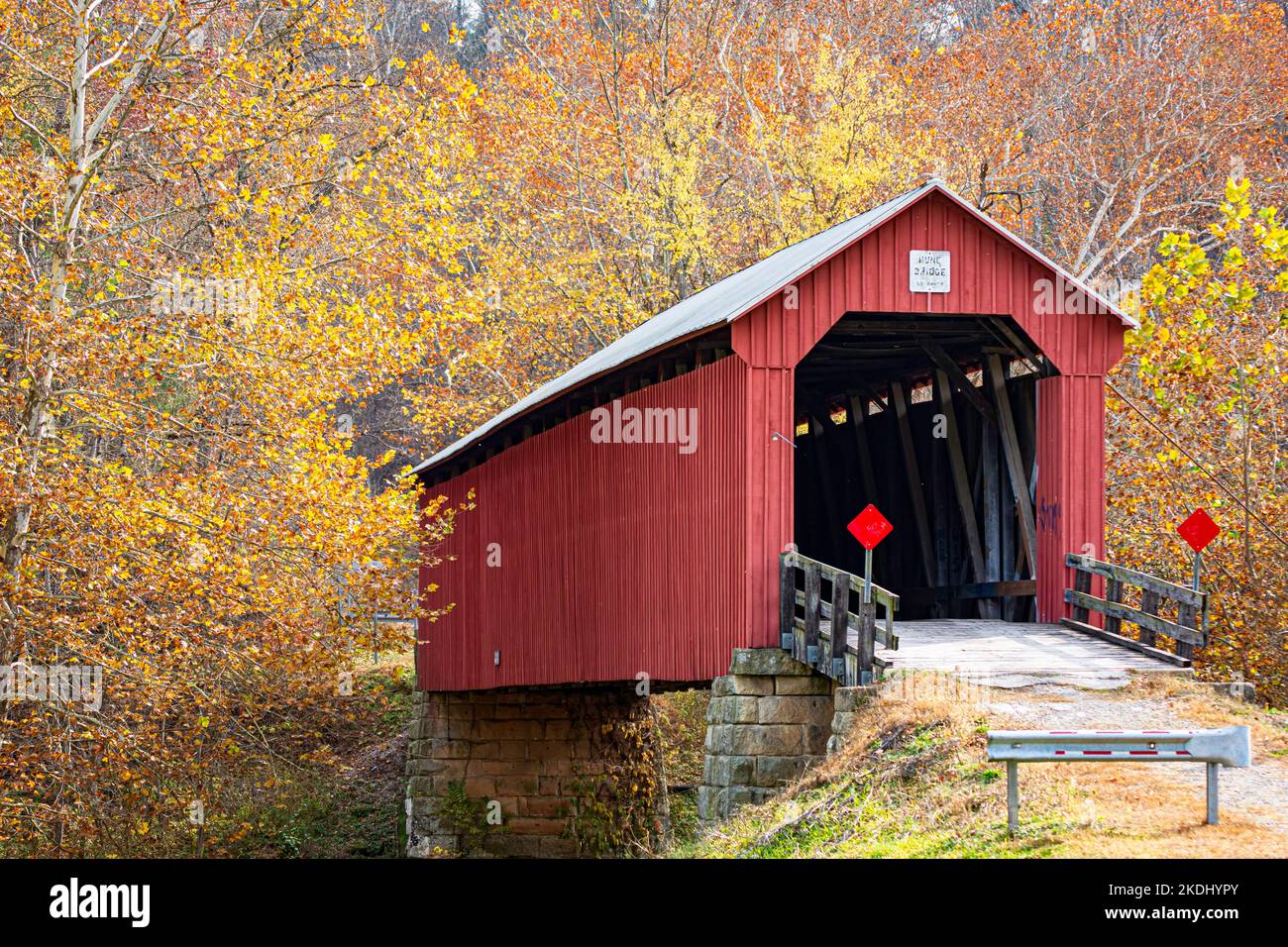 Marietta, Ohio, USA-Oct. 25, 2022: Historic Hune Covered Bridge, a Long truss, single span bridge built in 1879 over the Little Muskingum River is nam Stock Photo