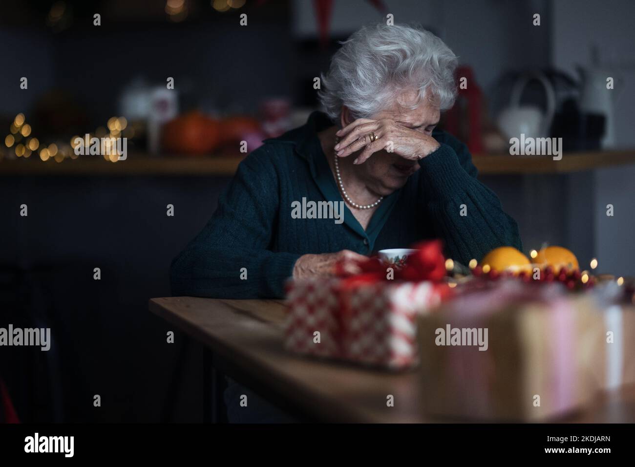 Woman crying alone christmas hi-res stock photography and images - Alamy