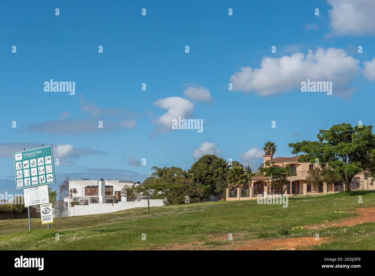 DURBANVILLE, SOUTH AFRICA - SEP 12, 2022: A street scene, with the Vergesig Park and luxury houses, in Durbanville in the Cape Town metroplitan area Stock Photo