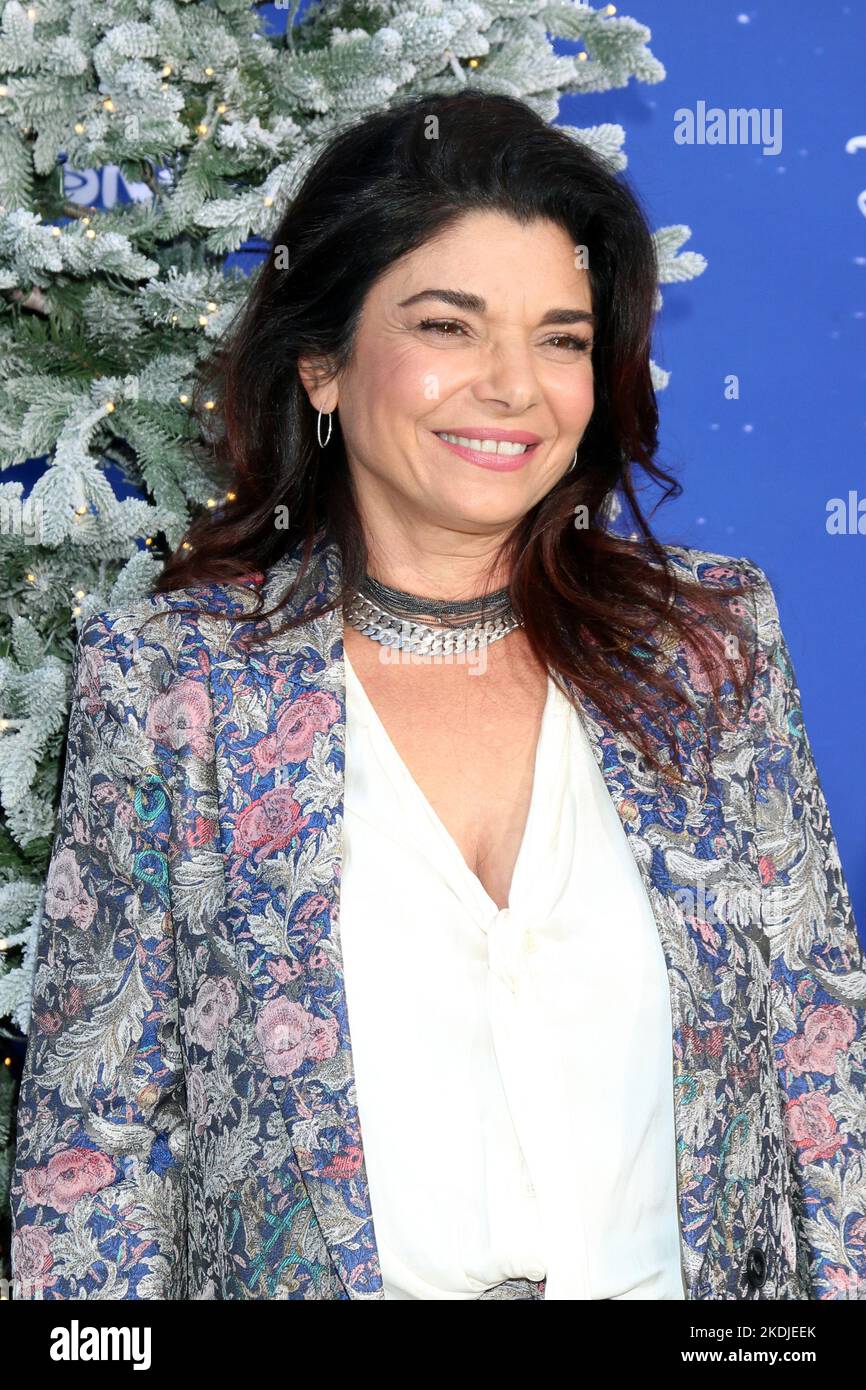 LOS ANGELES NOV 6 Laura San at The Santa Clauses Premiere