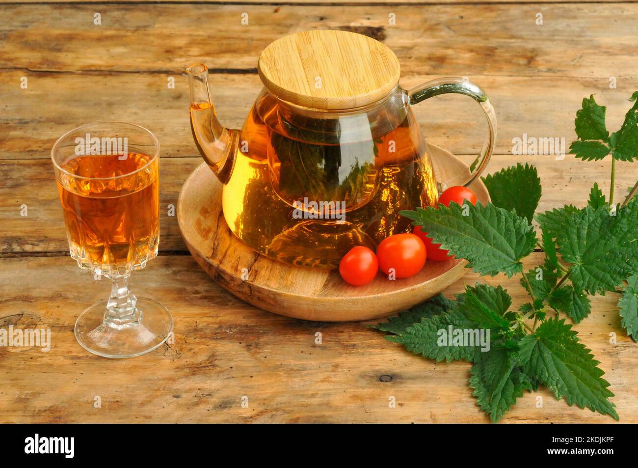 Nettle water, tonic drink for its detox virtues rich in trace elements