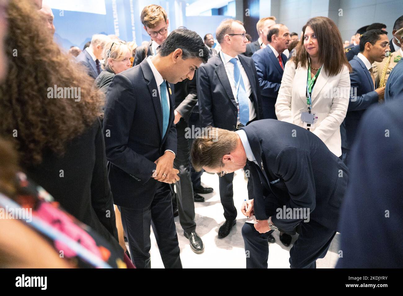 Prime Minister of Sweden, Ulf Kristersson (right), writes down his contact details for Prime Minister Rishi Sunak during the Cop27 summit at Sharm el-Sheikh, Egypt. Picture date: Monday November 7, 2022. Stock Photo