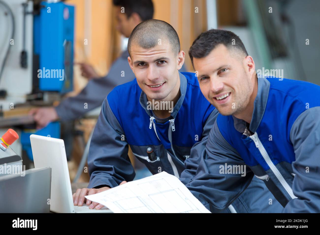 experienced auto mechanic and apprentice Stock Photo - Alamy
