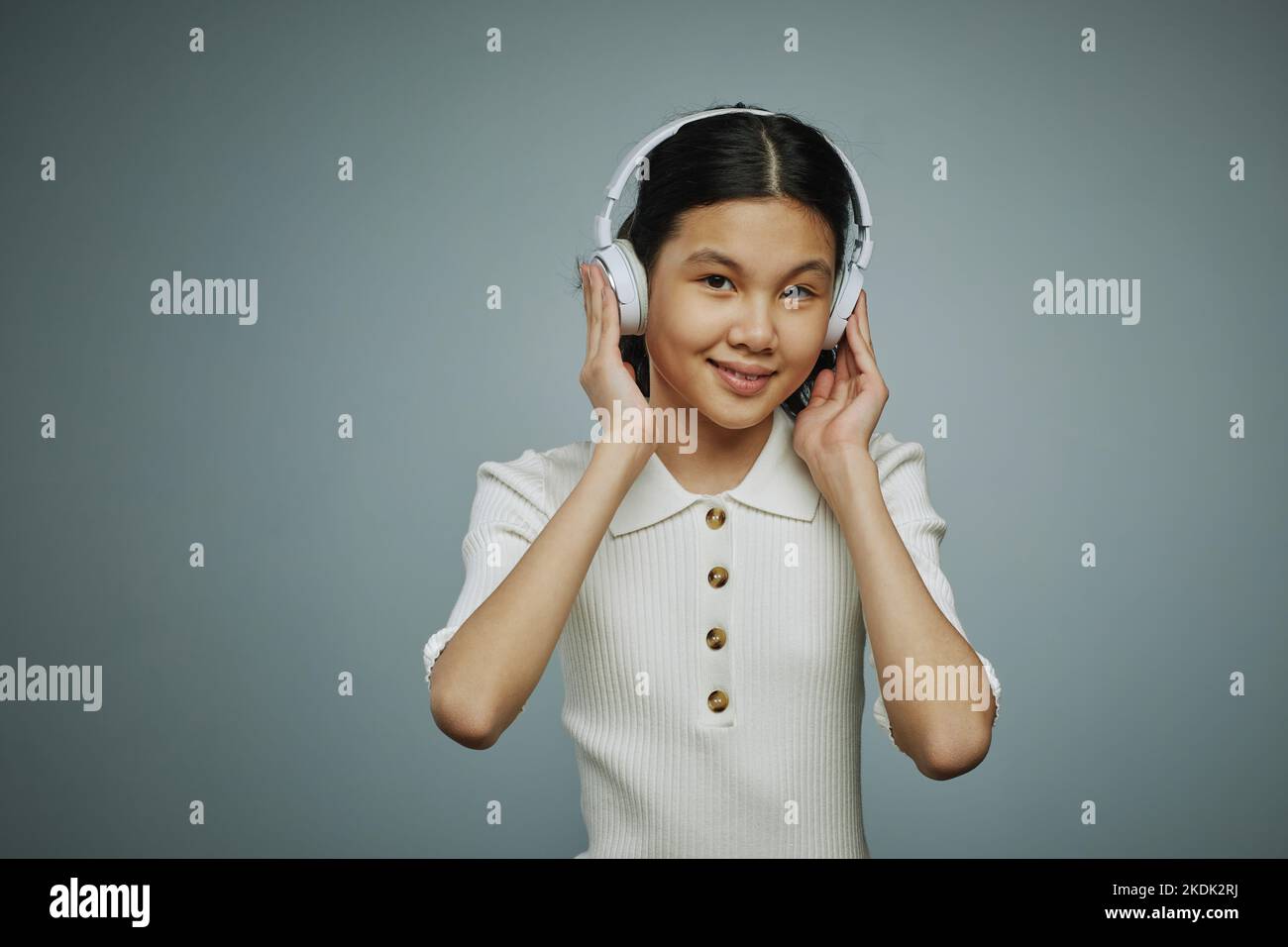 Pre teen girl smiling asian hi-res stock photography and images - Alamy