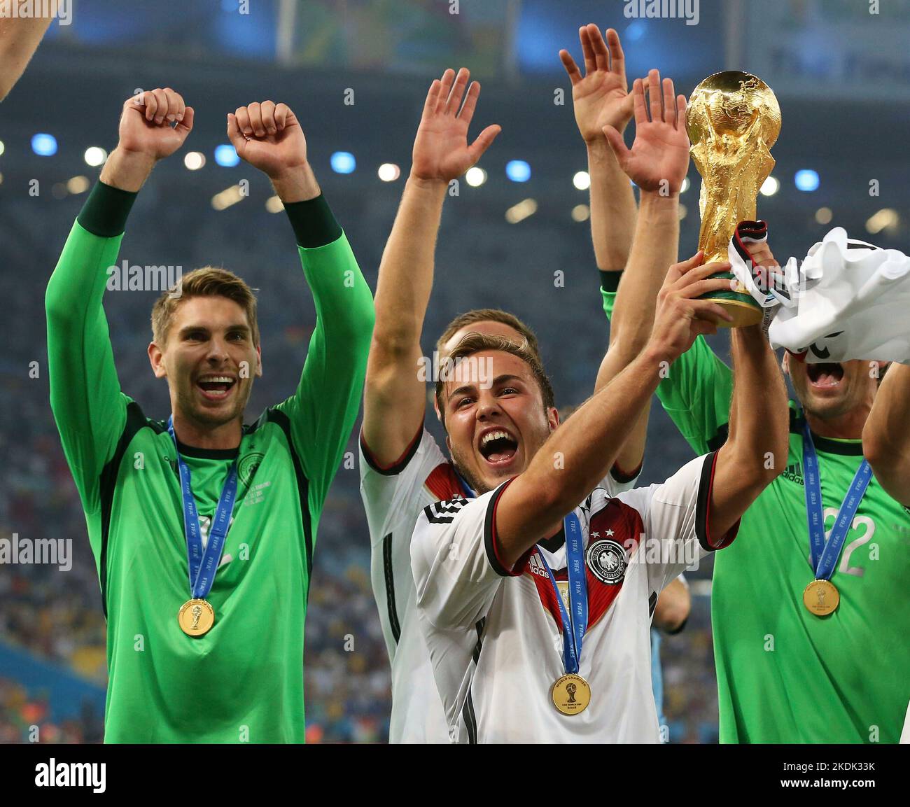 https://c8.alamy.com/comp/2KDK33K/firo-07132014-football-soccer-world-cup-2014-brazil-world-cup-2014-brazil-football-world-championships-brazil-2014-2014-fifa-world-cup-brazil-brasil-bresil-ger-germany-arg-argentina-10-aet-final-world-cup-finale-world-champion-germany-ger-mario-gtze-goetze-tears-the-trophy-into-the-air-celebration-world-champion-jubilation-world-cup-trophy-ger-goalwart-goalhter-goalkeeper-ron-robert-zieler-2KDK33K.jpg