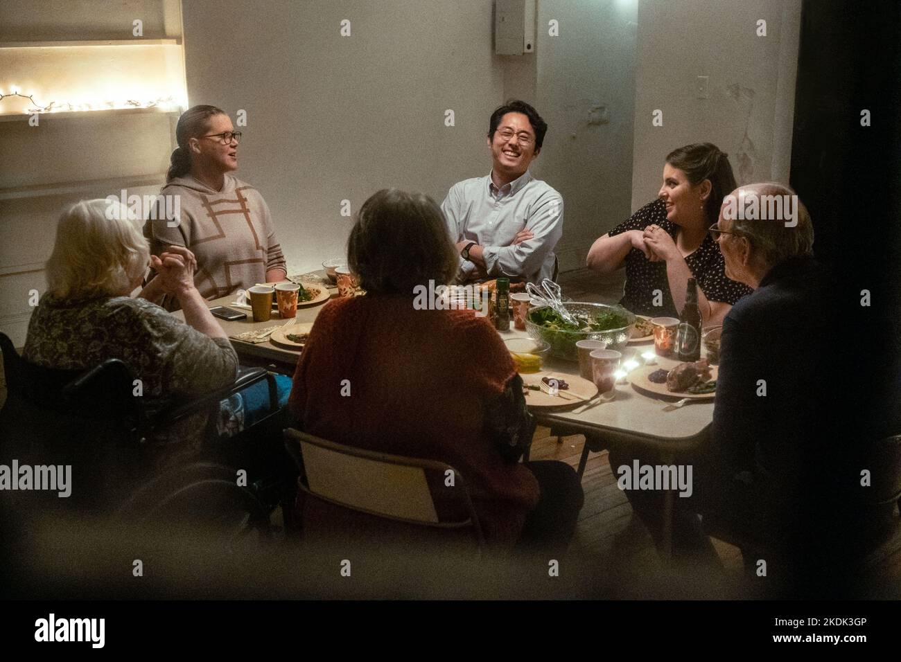 RICHARD JENKINS, AMY SCHUMER, BEANIE FELDSTEIN and STEVEN YEUN in THE HUMANS (2021), directed by STEPHEN KARAM. Credit: A24 / Album Stock Photo