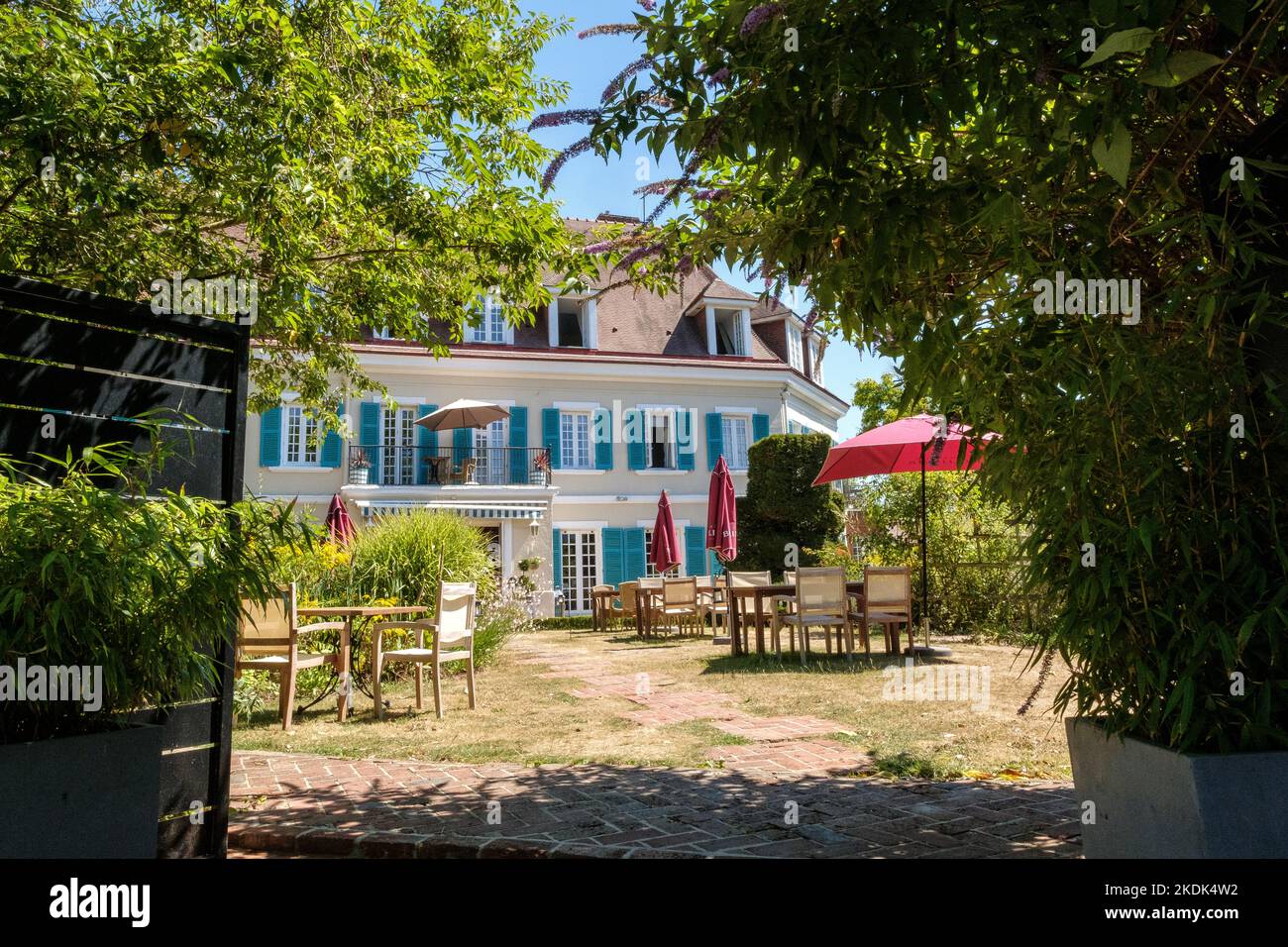 Chateau de Montreuil Hotel and garden Stock Photo Alamy