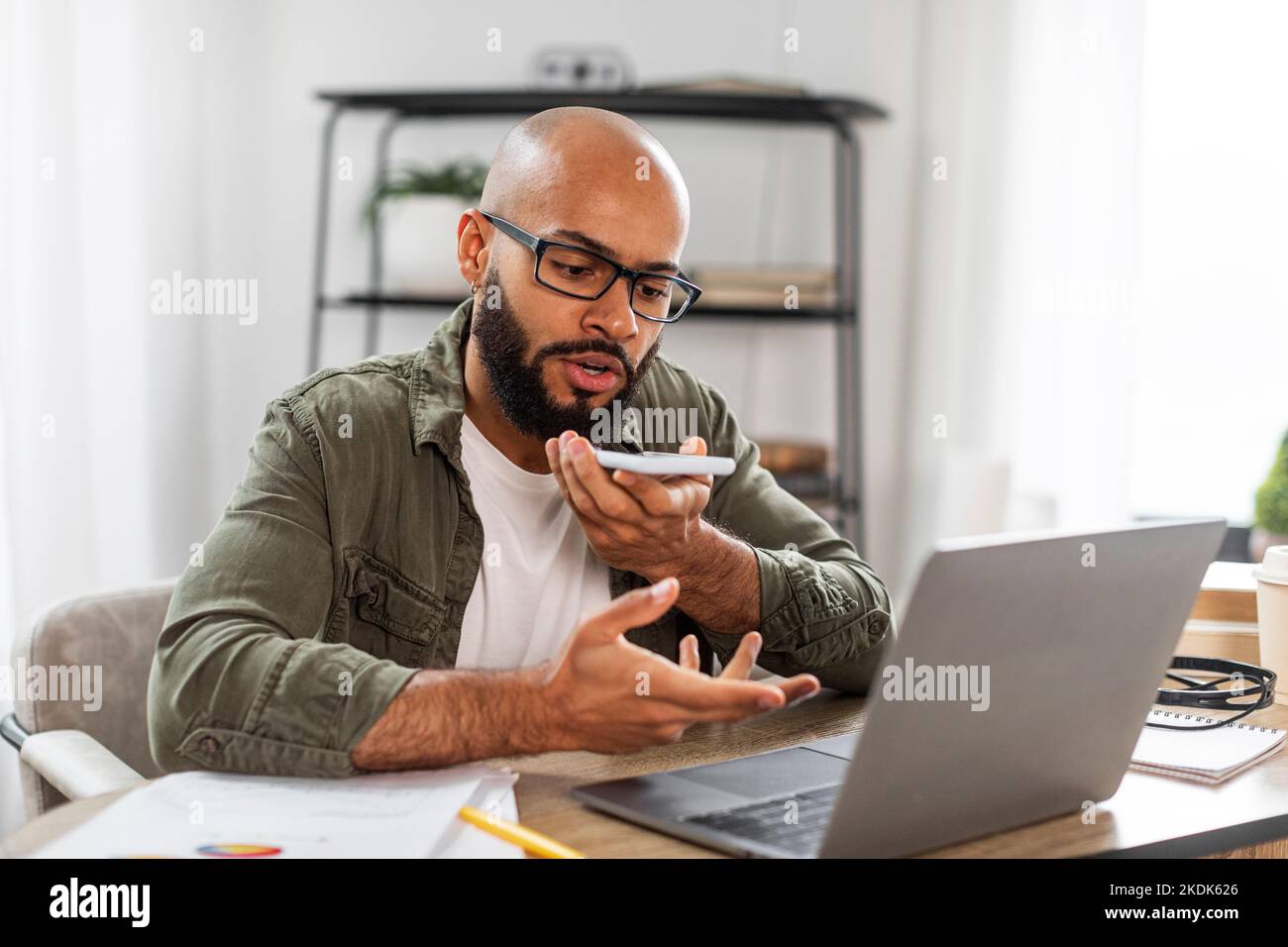 Digital assistant speaker hi-res stock photography and images - Alamy