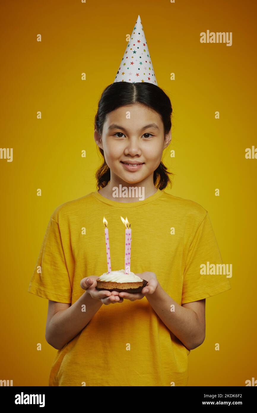 Pre teen girl smiling asian hi-res stock photography and images - Alamy