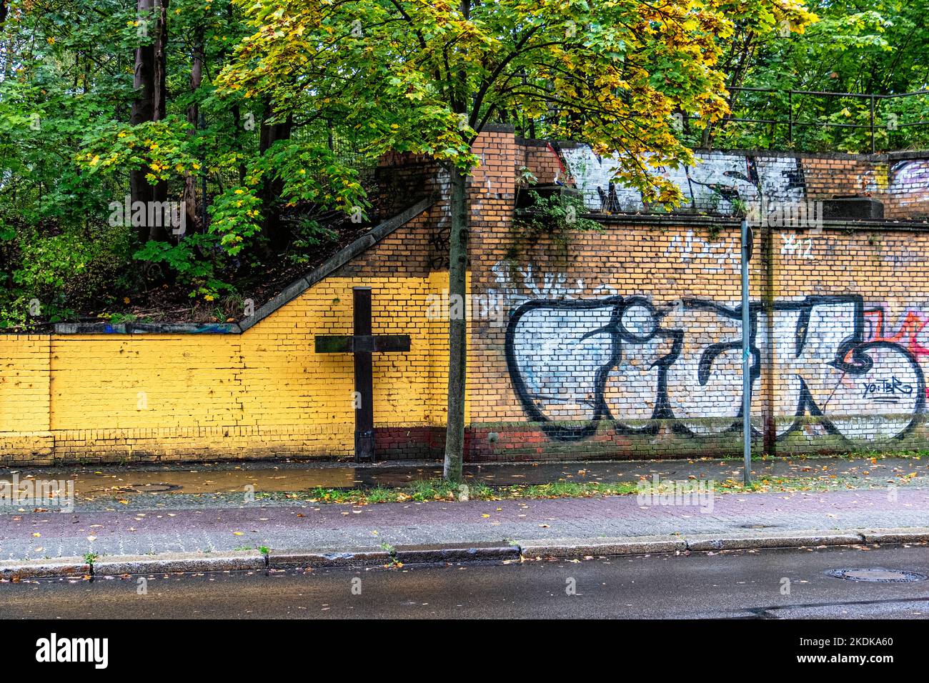 Memorial Cross for Horst Frank.  Berlin Wall victim who died while trying to escape to West Berlin, Klemkestrasse, Niederschönhausen, Pankow, Berlin. Stock Photo