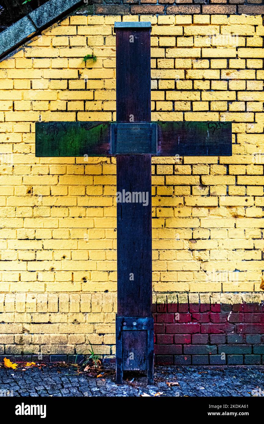 Memorial Cross for Horst Frank.  Berlin Wall victim who died while trying to escape to West Berlin, Klemkestrasse, Niederschönhausen, Pankow, Berlin. Stock Photo
