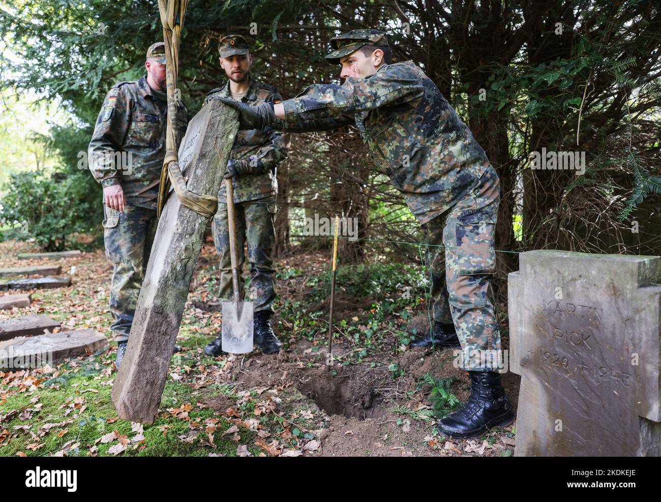 Bonn, Germany. 07th Nov, 2022. Soldiers of the Bundeswehr reinstalled a cleaned gravestone. Bundeswehr soldiers spent nine days in Bonn cleaning a war gravesite with 1800 memorial stones and gravestones. (To dpa: 'Soldiers clean war grave site ') Credit: Oliver Berg/dpa/Alamy Live News Stock Photo