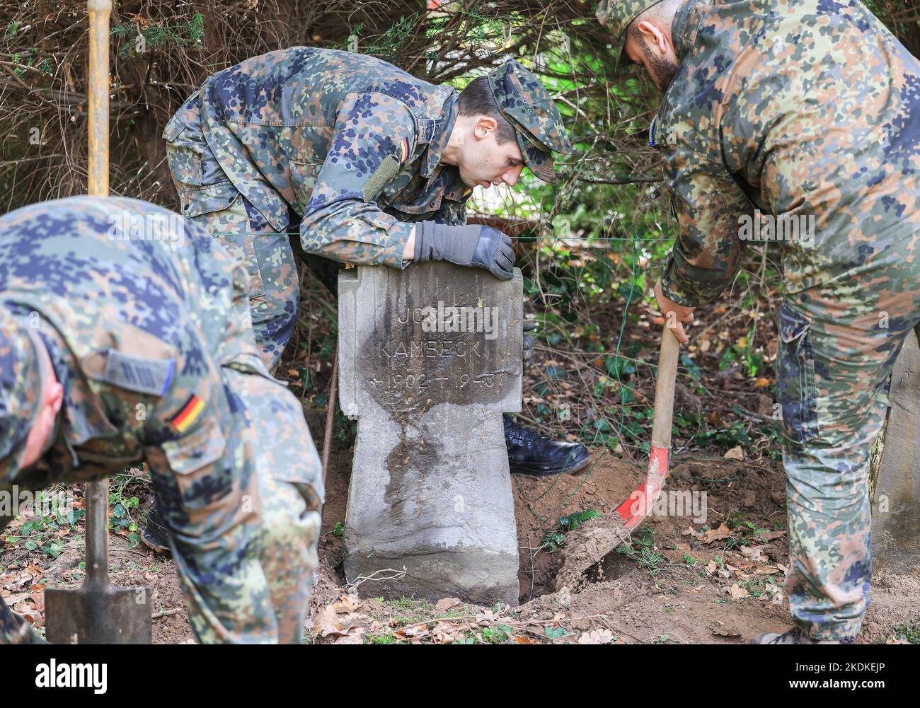 Bonn, Germany. 07th Nov, 2022. Soldiers of the Bundeswehr reinstalled a cleaned gravestone. Bundeswehr soldiers spent nine days in Bonn cleaning a war gravesite with 1800 memorial stones and gravestones. (To dpa: 'Soldiers clean war grave site ') Credit: Oliver Berg/dpa/Alamy Live News Stock Photo