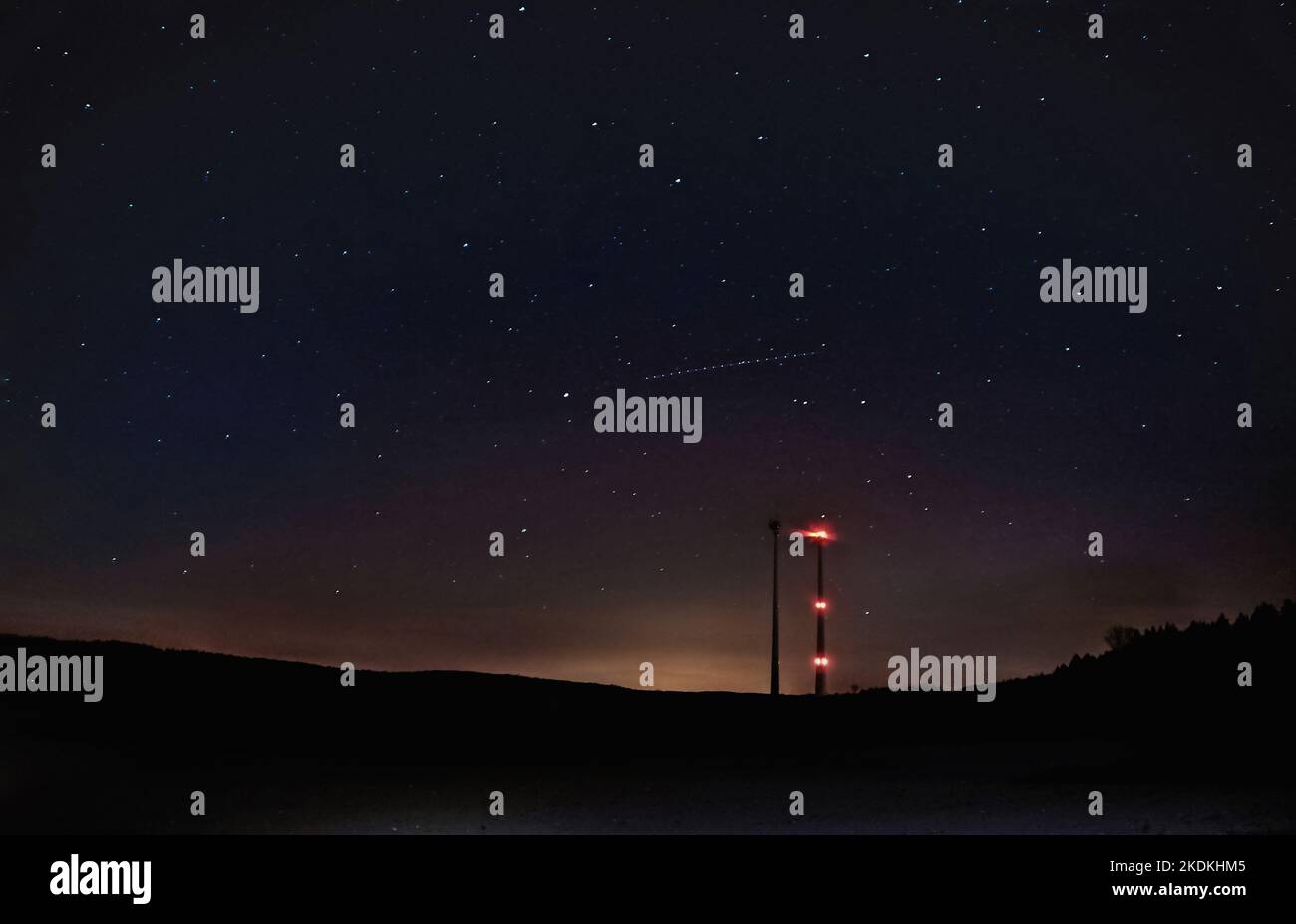 Nächtlicher Strernenhimmel mit Windrädern bei Feldrom Stock Photo