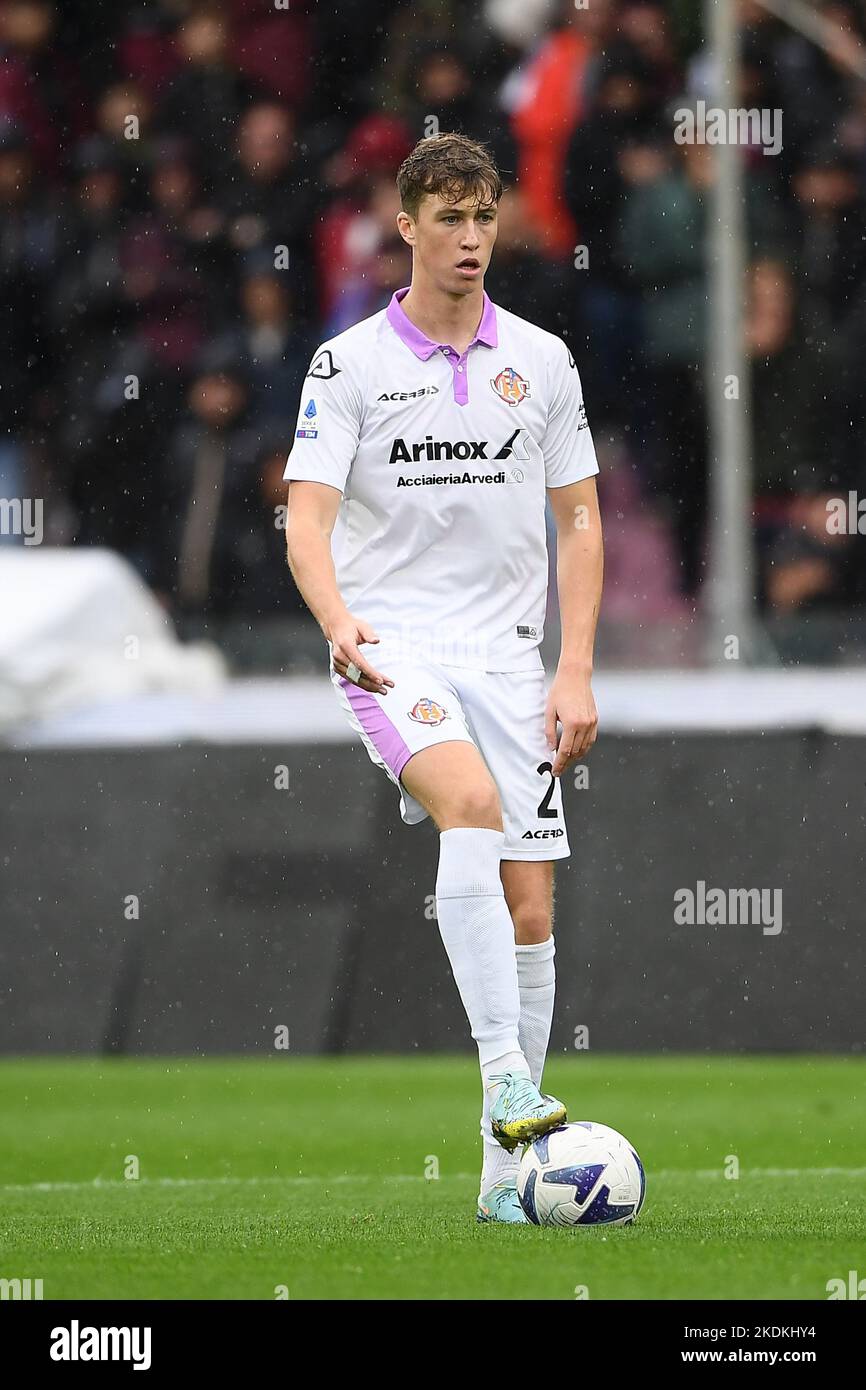Jack Hendry of US Cremonese in action during the Serie A match between US Salernitana and US Cremonese at Stadio Arechi, Salerno, Italy on 5 November Stock Photo