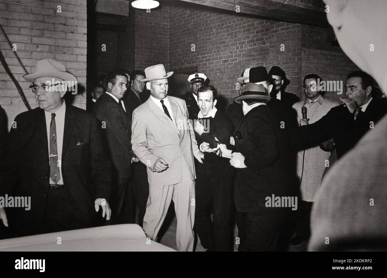 Jack Ruby (52) shoots Lee Harvey Oswald (24). Winner of the 1964 Pulitzer Prize for Photography - Author Robert H. Jackson - uncropped version Stock Photo