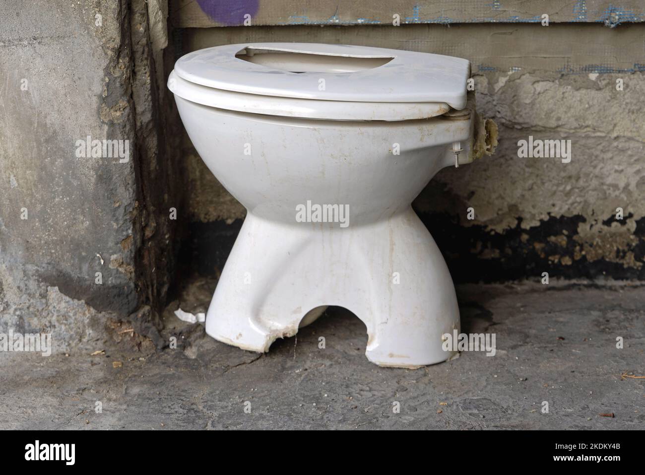 Damaged Old White Ceramic Toilet Bowl Waste Disposal Stock Photo Alamy