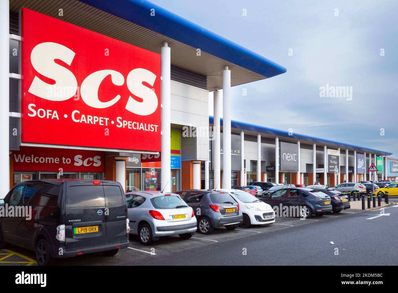 Cars parked in the Cleveland Retail Park where there are many well known traders  including SCS selling Sofas and Carpets. Stock Photo