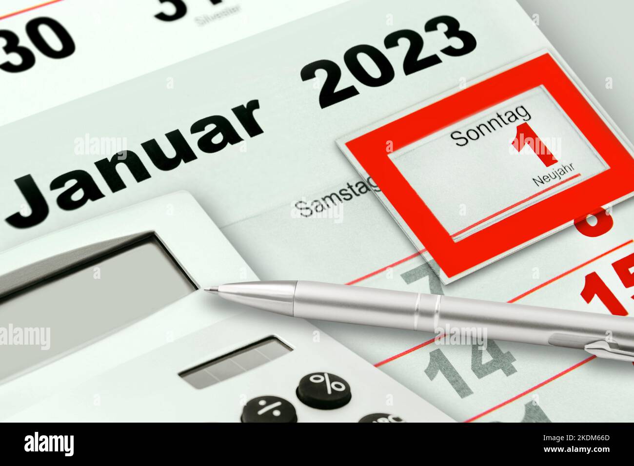 Deutscher Kalender 1. Januar 2023  Neujahr  Finanzen mit Rechner und Kugelschreiber Stock Photo