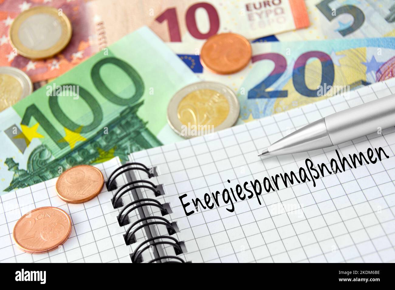Finanzen und Energiesparmaßnahmen mit Buch und Euro Geldscheinen Stock Photo