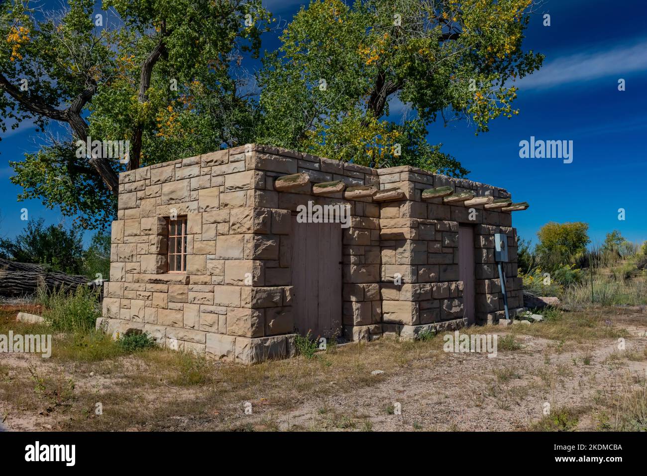 Rustic NPS building at the archeological site of Puerco Pueblo in Petrified Forest National Park, Arizona, USA Stock Photo
