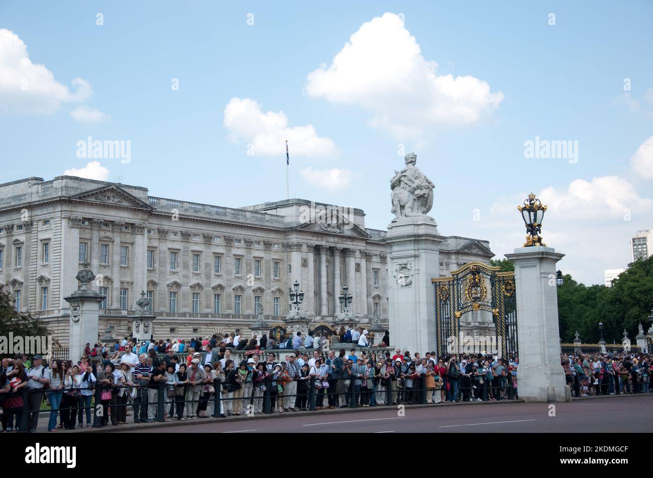 Tourists at Buckingham Palace, waiting for the Changing of the Guards Stock Photo