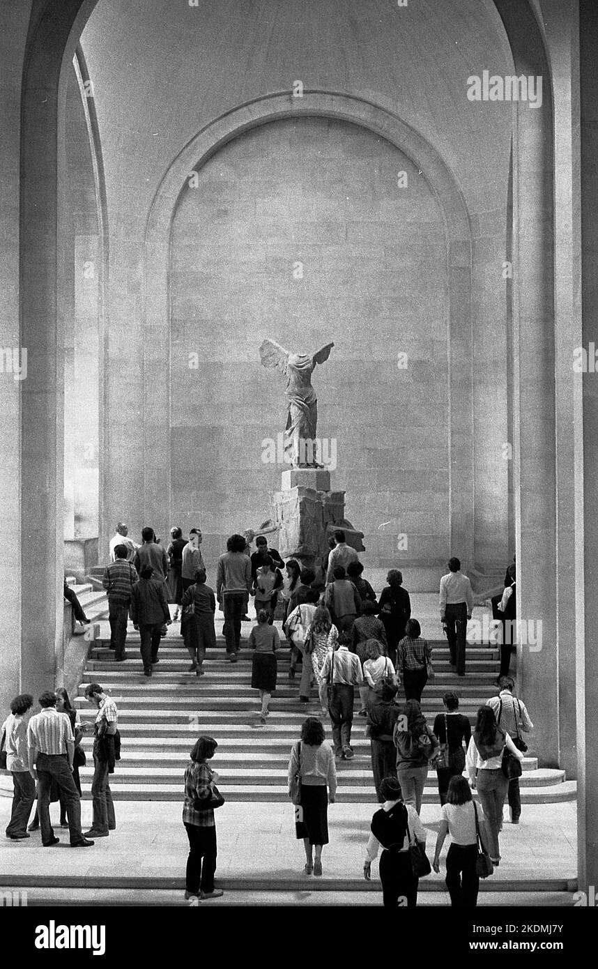 winged victory of samothrace statues the louvre