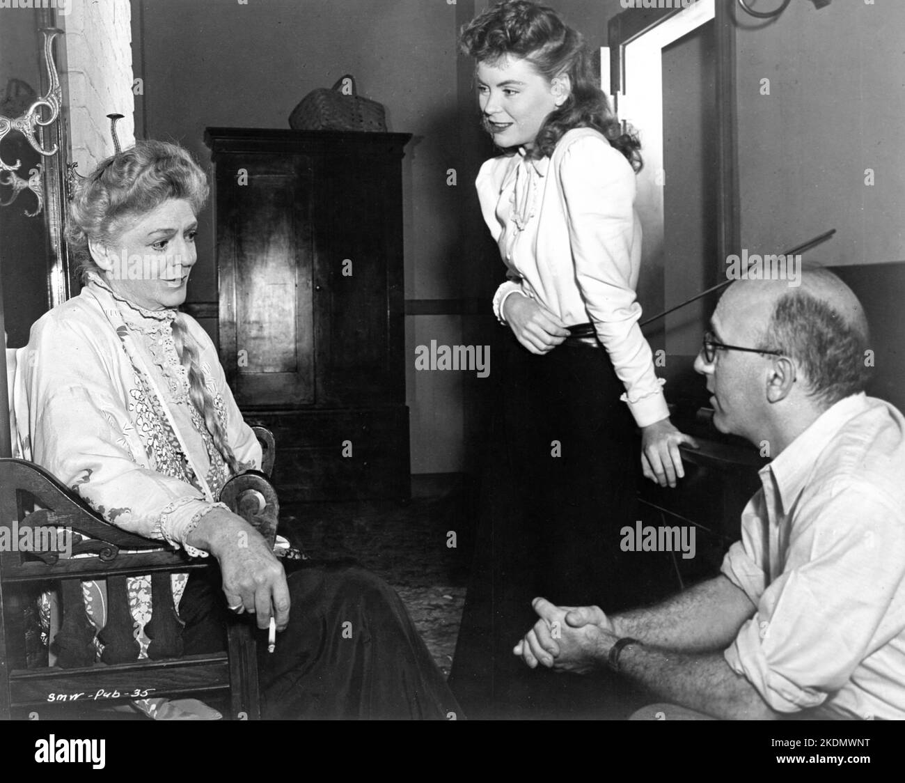 ETHEL BARRYMORE DOROTHY McGUIRE and Director ROBERT SIODMAK on set candid during filming of THE SPIRAL STAIRCASE 1946 director ROBERT SIODMAK novel Ethel Lina White gowns Edward Stevenson music Roy Webb Dore Schary Productions / Vanguard Films / RKO Radio Pictures Stock Photo