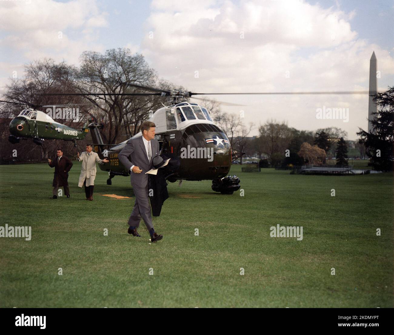 Return of the President from Florida. President Kennedy, Chief of White House Secret Service Detail Jerry Behn, Press Secretary Pierre Salinger. White House, South Lawn. 4 April 1961 Stock Photo