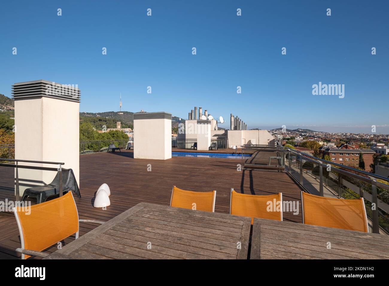 Empty rooftop swimming pool hi-res stock photography and images - Alamy