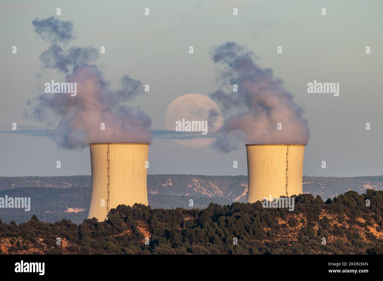 guadalajara-spain-07th-nov-2022-the-full-moon-of-november-known-as