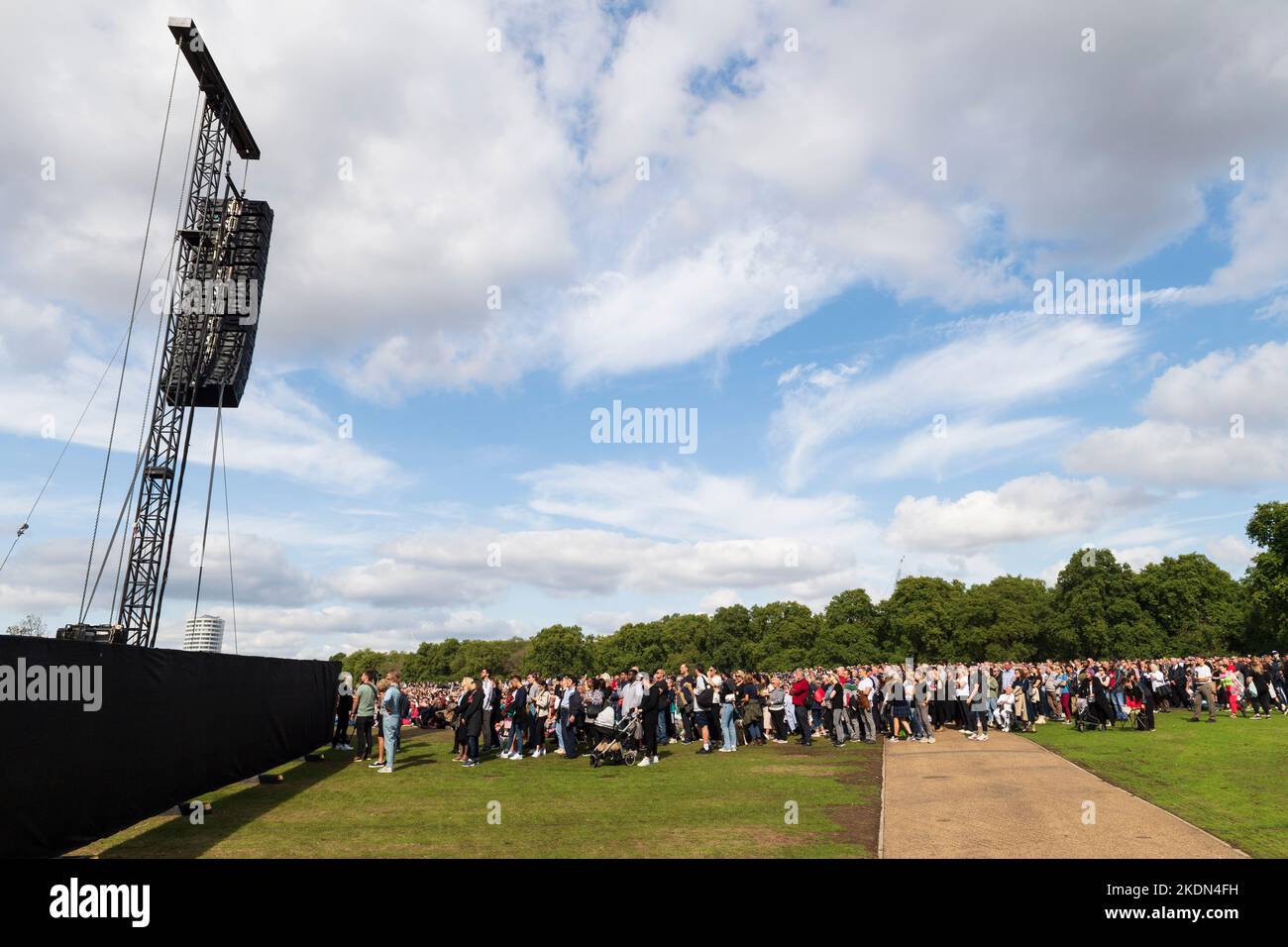 A large crowd in Hyde park watching the live broadcast of Her Majesty the Queen's coffin being taken by military procession from Buckingham Palace to Stock Photo