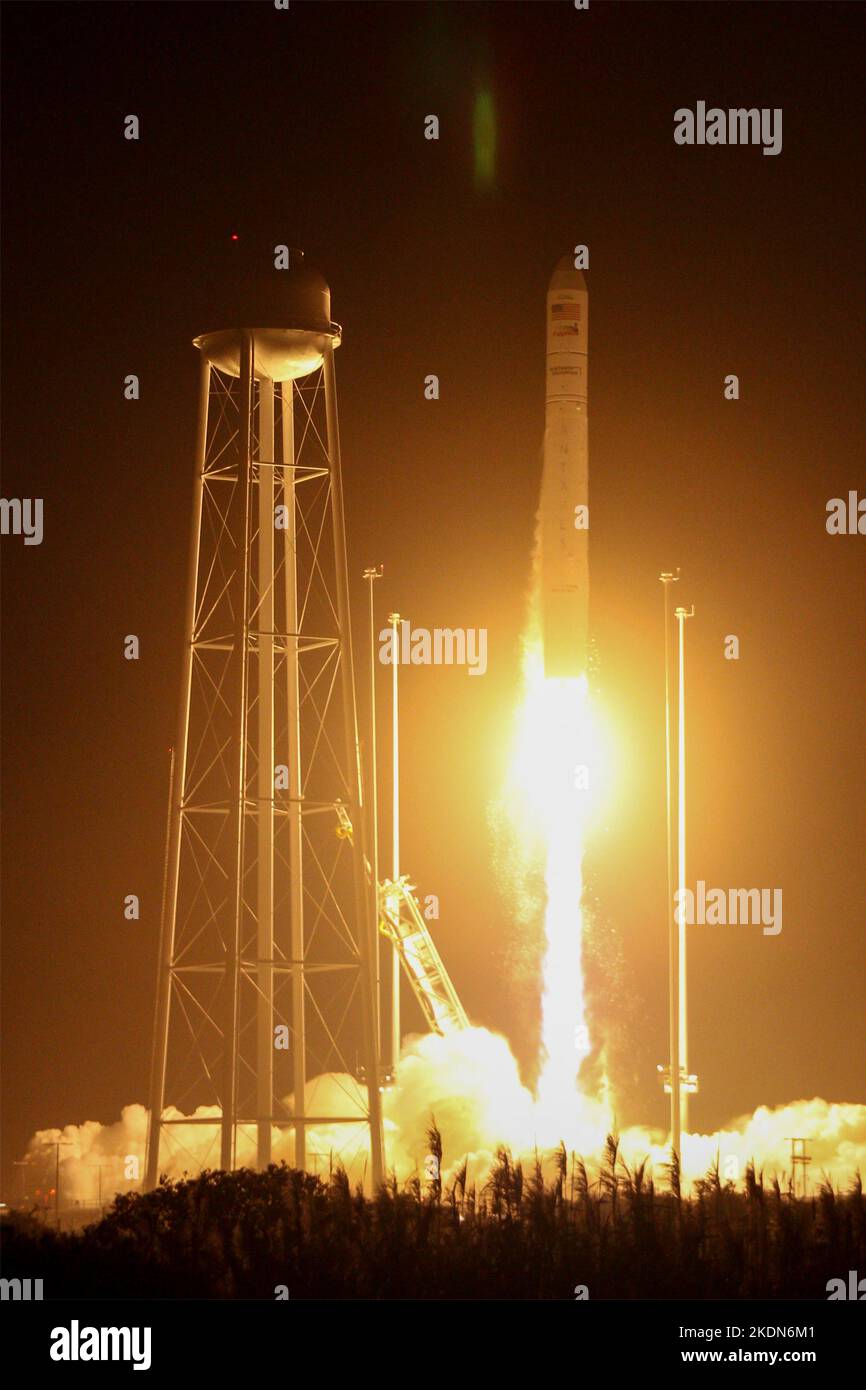 Wallops Island, United States of America. 07 November, 2022. The Northrop Grumman Antares rocket carrying the unmanned Cygnus spacecraft blasts off in a predawn launch from the Mid-Atlantic Regional Spaceport Pad-0A at the NASA Wallops Flight Facility, November 7, 2022 in Wallops Island, Virginia, USA. The launch is the 18th unmanned cargo resupply mission by Northrop Grumman to the International Space Station. Credit: Kyle Hoppes/NASA/Alamy Live News Stock Photo