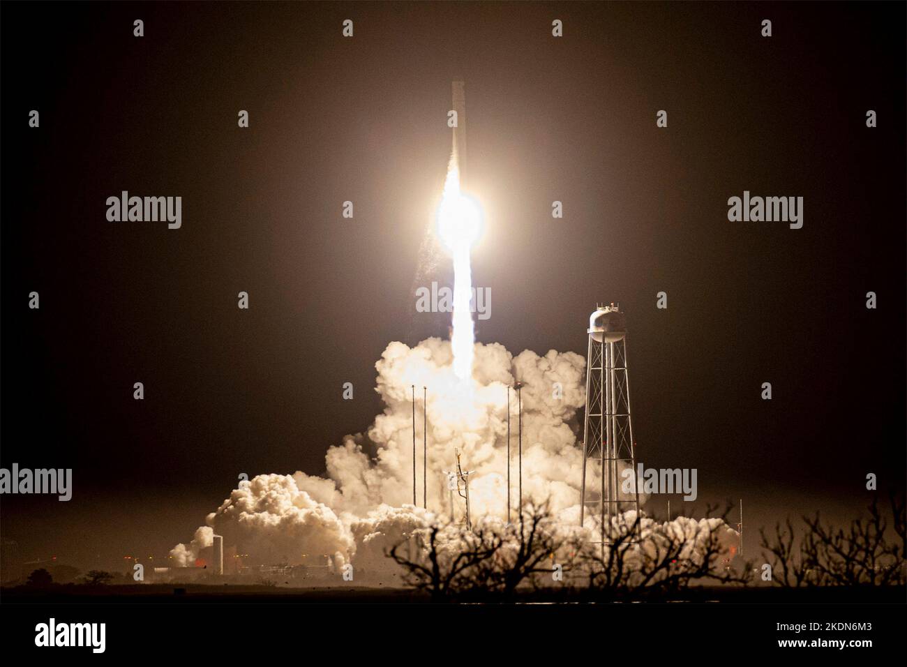 Wallops Island, United States of America. 07 November, 2022. The Northrop Grumman Antares rocket carrying the unmanned Cygnus spacecraft blasts off in a predawn launch from the Mid-Atlantic Regional Spaceport Pad-0A at the NASA Wallops Flight Facility, November 7, 2022 in Wallops Island, Virginia, USA. The launch is the 18th unmanned cargo resupply mission by Northrop Grumman to the International Space Station. Credit: Terry Zaperach/NASA/Alamy Live News Stock Photo