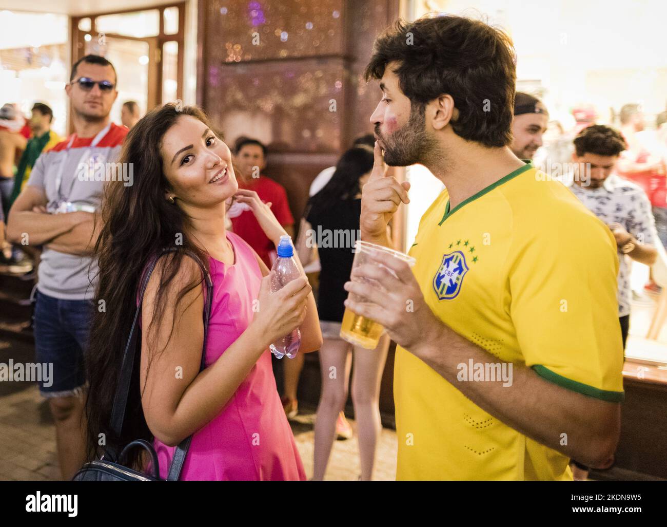 Moskau, 18.06.2018 Brasilianischer Fan will einen Kuss vo einer hübschen Russin auf der Niskolskaja Copyright (nur für journalistische Zwecke) by :  M Stock Photo