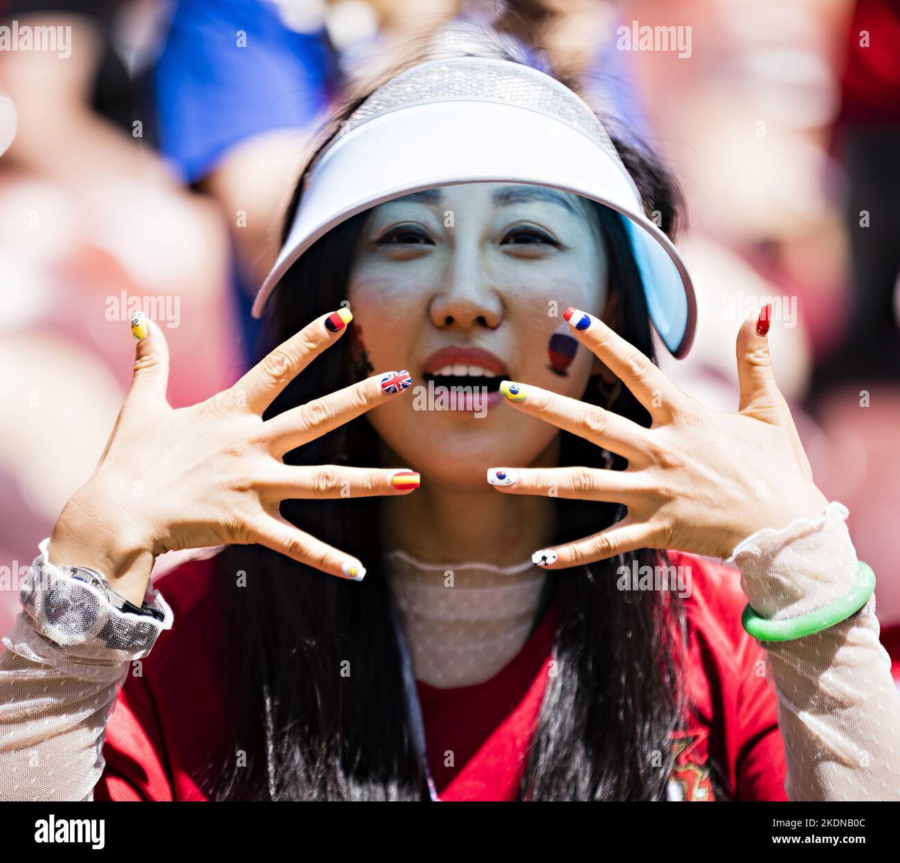 Moskau, 20.06.2018 Asiatischer Fan mit lackierten FingernŠgeln -  Fahnen Portugal - Marokko  Copyright (nur fŸr journalistische Zwecke) by :  Moritz M Stock Photo