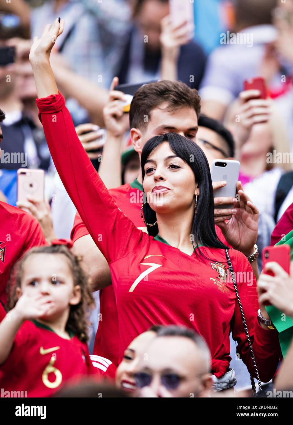 moskau-20-06-2018-cristiano-ronaldos-freundin-georgina-rodriguez-winkt