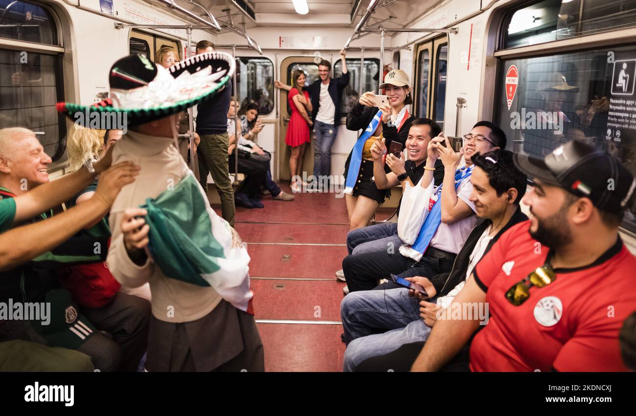 Moskau, 17.06.2018 Mexikanischer Fan sind ein beliebtes Fotomotiv in der Metro Linie 1 Land und Leute Copyright (nur fŸr journalistische Zwecke) by : Stock Photo