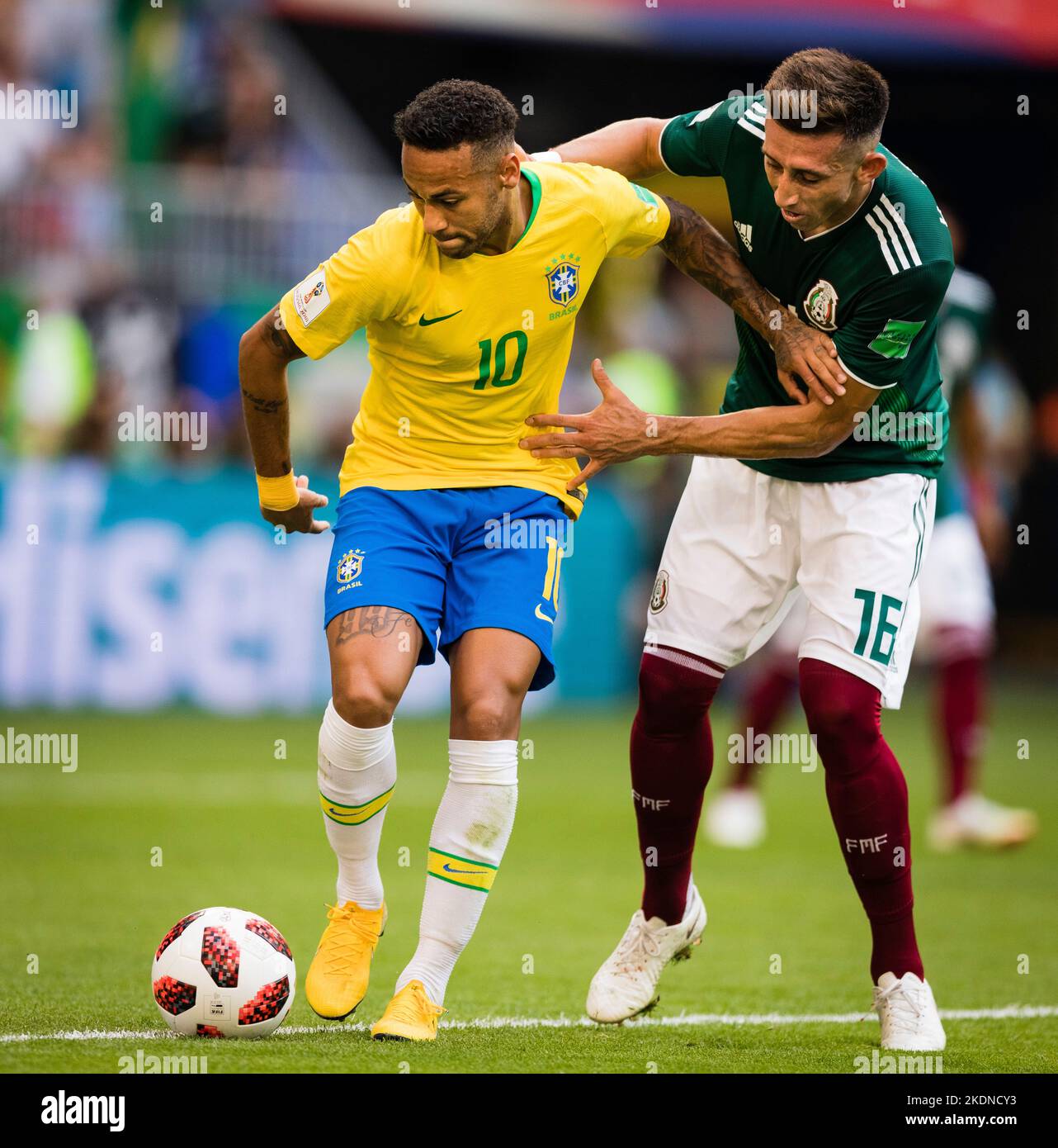 Samara, 02.07.2018 Neymar (Brasilien), Hector Herrera (Mexiko) Brasilien - Mexiko Copyright (nur fŸr journalistische Zwecke) by :  Moritz MŸller, Wilh Stock Photo