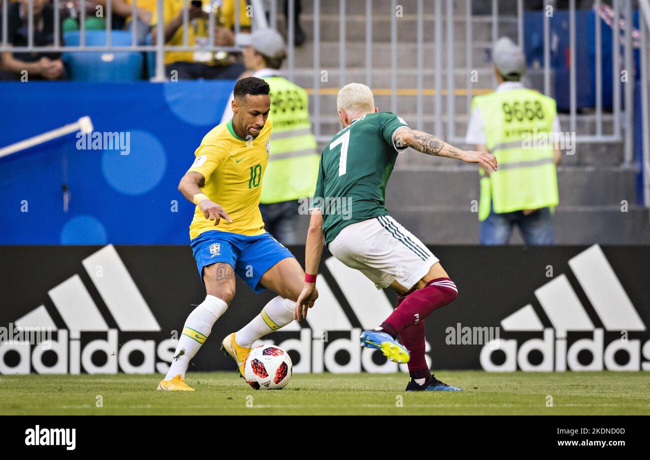 Samara, 02.07.2018 Neymar (Brasilien), Miguel Layun (Mexiko) Brasilien - Mexiko Copyright (nur fŸr journalistische Zwecke) by :  Moritz MŸller, Wilhel Stock Photo