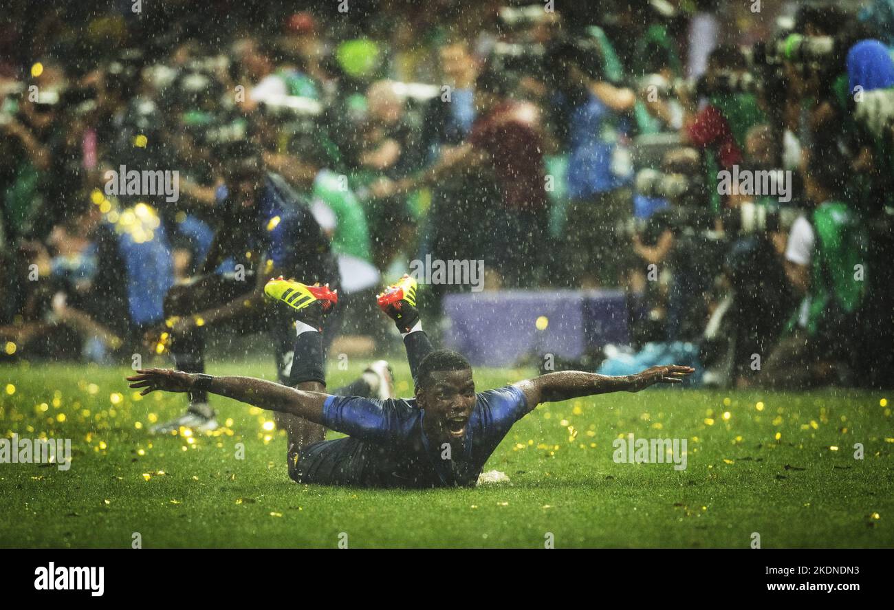 Moskau , 15.07.2018 Schlussjubel: Weltmeister Paul Pogba (FRA) rutscht auf dem Rasen Frankreich - Kroatien  Copyright (nur fŸr journalistische Zwecke) Stock Photo
