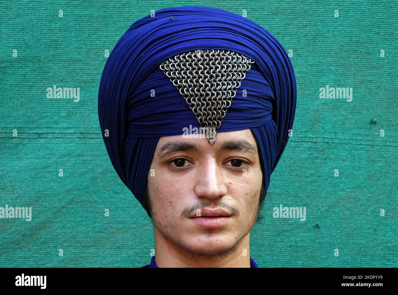 mumbai-india-07th-nov-2022-nihang-or-sikh-warrior-poses-for-a-photo