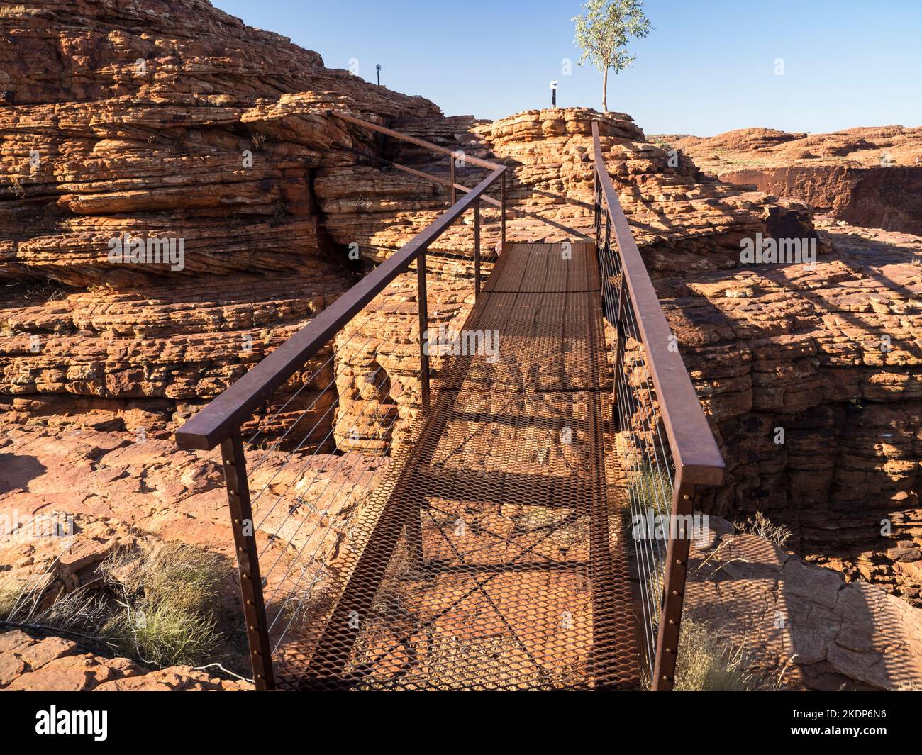 Airy bridge to Cotterills Lookout on the Rim Walk, Kings Canyon, Watarrka National Park, Northern Territory, Australia Stock Photo