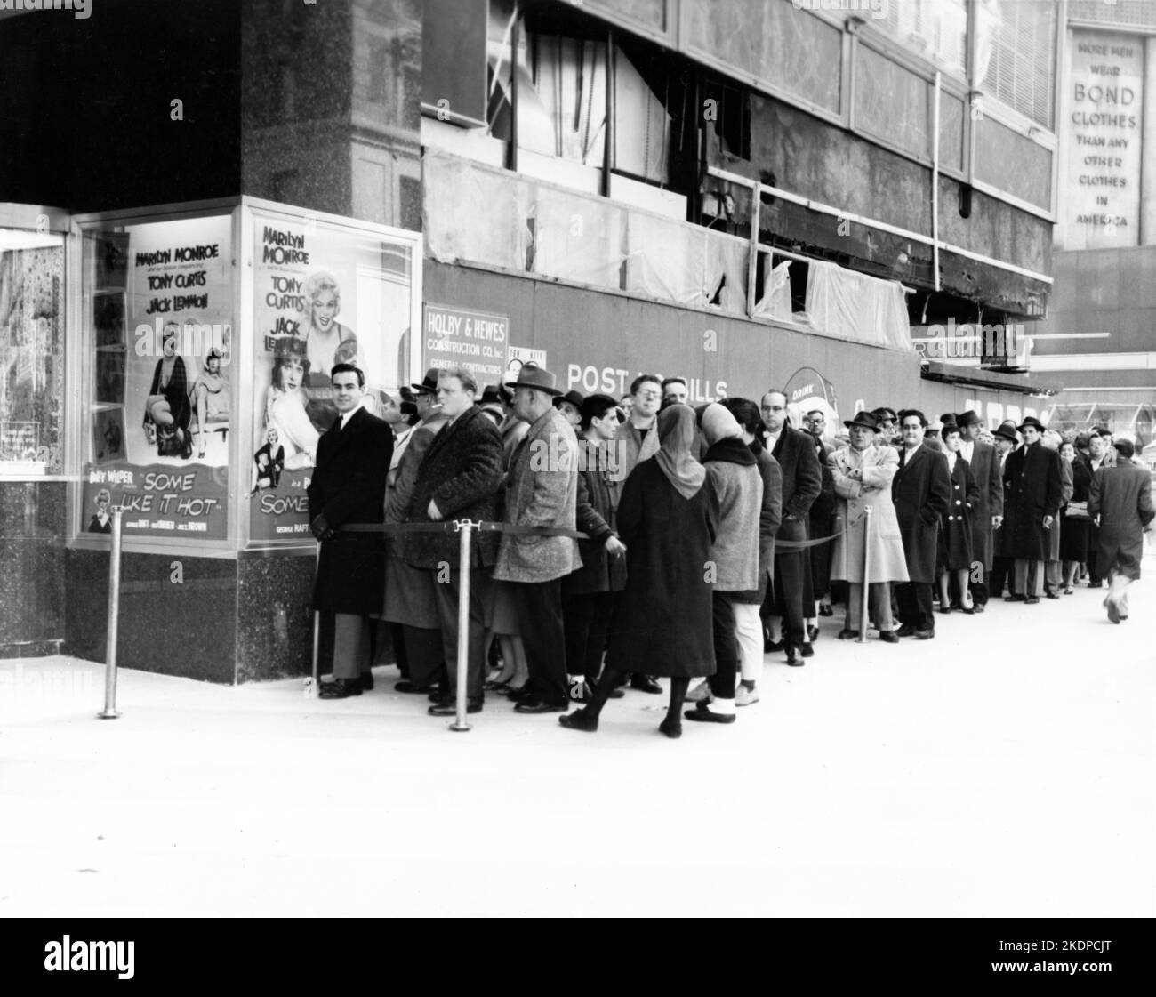 Loew's State Movie Theatre in New York City in March 1959 with queue to see MARILYN MONROE TONY CURTIS and JACK LEMMON in SOME LIKE IT HOT 1959 director BILLY WILDER screenplay Billy Wilder and I.A.L. Diamond Ashton Productions / The Mirisch Corporation / United Artists Stock Photo