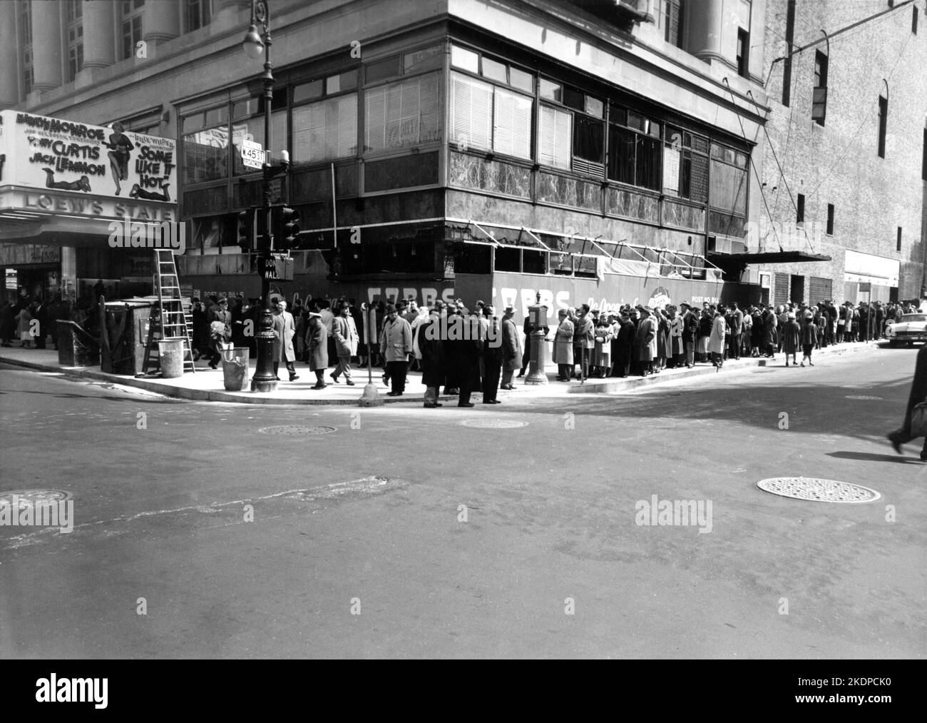 Loew's State Movie Theatre in New York City in March 1959 with queue to see MARILYN MONROE TONY CURTIS and JACK LEMMON in SOME LIKE IT HOT 1959 director BILLY WILDER screenplay Billy Wilder and I.A.L. Diamond Ashton Productions / The Mirisch Corporation / United Artists Stock Photo